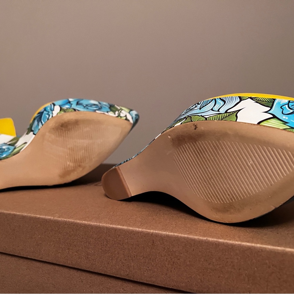 Chic Yellow Floral Platform Wedges - Picture 4 of 6